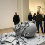 Mann zerstört Ai Weiwei-Skulptur in Bologna