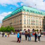 farbattacke-und-proteste-gegen-gas-konferenz-im-hotel-adlon