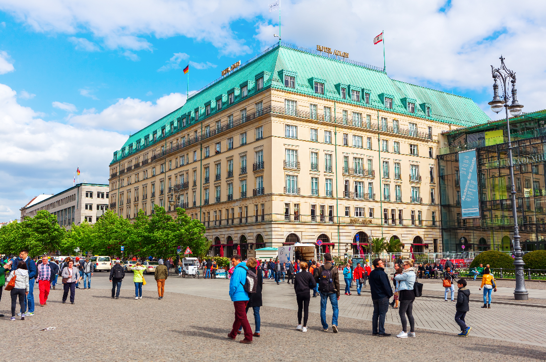 farbattacke-und-proteste-gegen-gas-konferenz-im-hotel-adlon