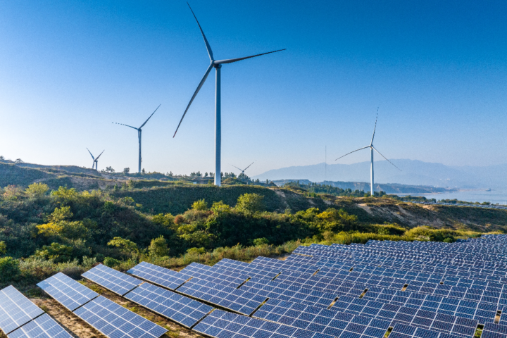 erneuerbare-energien-windkraft-und-solar-dominieren