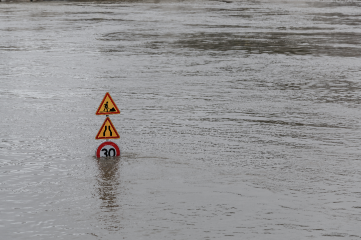 sturmflut-an-der-nordseeküste-fährausfälle-und-warnungen