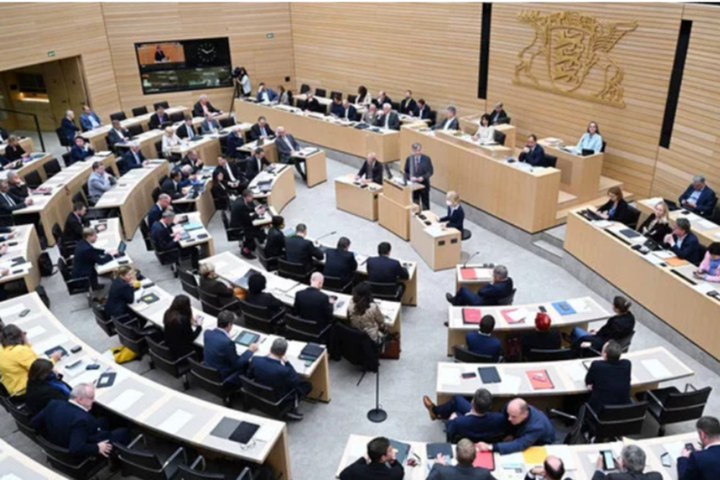 hakenkreuz-eklat-erschüttert-den-landtag-in-stuttgart