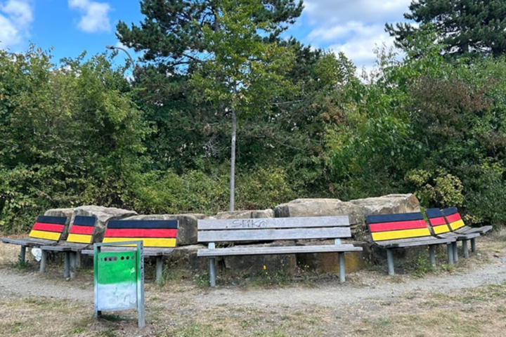 bemalte-parkbänke-mit-deutschlandflagge-entfachen-diskussion