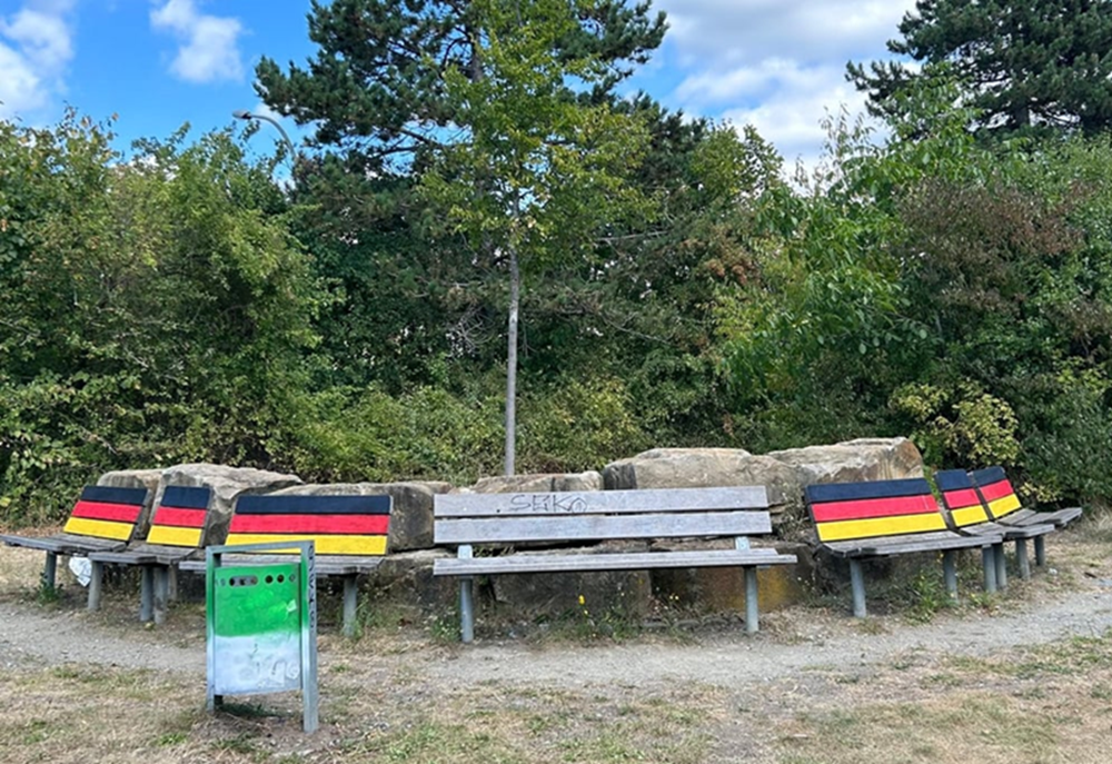 bemalte-parkbänke-mit-deutschlandflagge-entfachen-diskussion