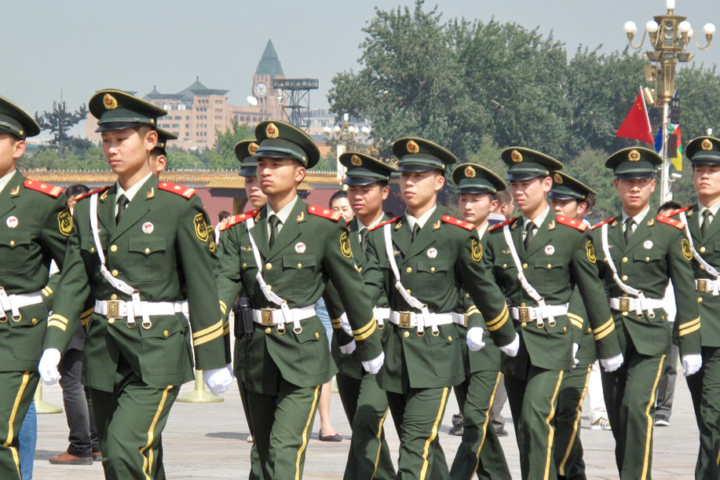 peking-inszeniert-macht-mit-neuer-rüstung